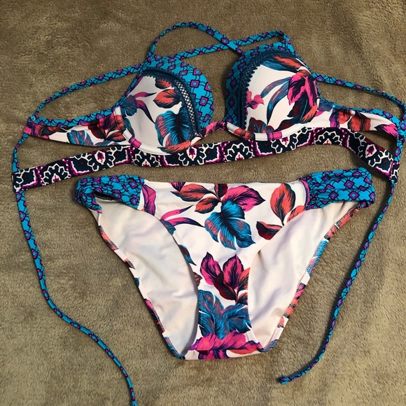 Floral swim suit - Picture 1 of 3